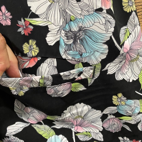 Healing Hands Premiere Floral Print Scrub Top Size XL - Picture 2 of 5